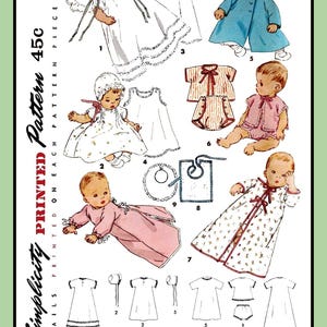 Puede incluir: Patrón Simplicity vintage 4507 para ropa de bebé. La ilustración muestra varios conjuntos, incluyendo vestidos, un abrigo y un conjunto de pelele. El texto en el patrón dice "Talla única" y "Simple de hacer". El patrón está impreso en cada pieza.
