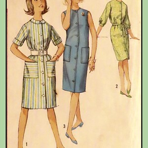 Op de afbeelding: Drie jurken voor vrouwen in een vintage naaipatroon. De jurk links is een gestreepte blauw-groene jurk met een witte kraag en korte mouwen. De jurk in het midden is een mouwloze blauwe jurk met een knoopsluiting en twee zakken. De jurk rechts is een groene ruitjesjurk met een witte kraag en lange mouwen.