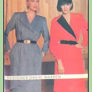 Op de afbeelding: Twee vrouwen dragen jurken met contrasterende kragen. De jurk aan de linkerkant is grijs en de jurk aan de rechterkant is rood. De tekst "DESIGNER: DAVID WARREN" is afgedrukt op een wit lint.