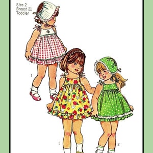 Op de afbeelding: Een vintage Simplicity naaipatroon voor kleuterjurken. Het patroon toont drie meisjes die verschillende stijlen jurken dragen met ruches en een bijpassende muts. Het patroonnummer is 5593 en de prijs is 85 cent.