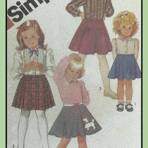Könnte beinhalten: Vintage Simplicity Schnittmuster mit vier Kinderoutfits. Die Outfits umfassen Röcke, Blusen und Kleider. Das Muster enthält Anweisungen für Applikationen und die Arbeit mit Karos. Das Muster ist mit der Größe 250, U.S.A. gekennzeichnet.