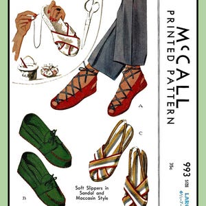 Peut inclure: Un patron de couture vintage McCall's pour la confection de pantoufles souples de style sandale et mocassin. Le patron est pour une taille grande, 6 1/2 à 7 1/2, et coûte 35 centimes. L'image montre une paire de sandales rouges à brides croisées, une paire de mocassins verts et une paire de sandales rayées.