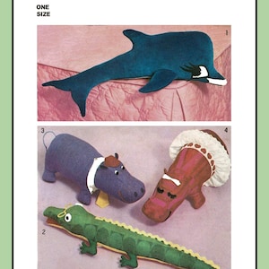 Puede incluir: Un patrón de costura para hacer tres animales de peluche: un delfín azul, un hipopótamo morado con corbata de lazo y un cocodrilo verde. El patrón es de Simplicity y está numerado como 5778. El patrón es para una talla y cuesta 1,00 €.