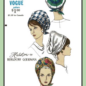 Op de afbeelding: Een vintage Vogue naaipatroon voor een hoed van Halston of Bergdorf Goodman. Het patroon toont drie verschillende hoedstijlen, allemaal gemaakt van stof. De hoeden zijn in verschillende kleuren en patronen, waaronder groen, wit en bloemen.