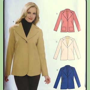 Può includere: Una donna indossa un blazer beige sopra un dolcevita nero. L'immagine mostra anche illustrazioni di tre modelli di blazer: rosa, crema e blu. I blazer hanno uno stile classico e su misura.