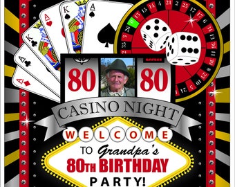 Puede incluir: Un póster de casino negro y rojo con una foto de un hombre en el centro. El póster dice "80 Casino Night" y "¡Bienvenido a la fiesta de cumpleaños número 80 de tu abuelo!"
