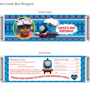 Op de afbeelding: Een blauwe en rode snoepreepverpakking met een afbeelding van Thomas de Tank Engine en een kind. De verpakking zegt "Jayce's 2nd Birthday" en "Thanks for coming to Jayce's 2nd Birthday Party!"