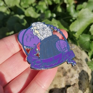 Pin de esmalte de Emet Selch de FFXIV con frase "Hades Remember Us"