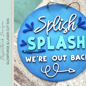 Splish Splash Pool We&#39;re Out Back Schild Türhänger SVG