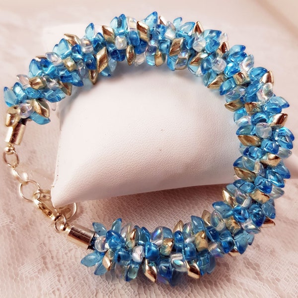 Bracelet Kumihimo perles magatamas bleues