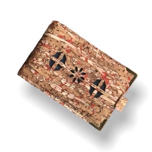 Mini cartera de tarjetas - corcho rojo ecológico vegano y tela de hinojo/cuero de corcho- diseño cortado con láser respaldado con corcho negro