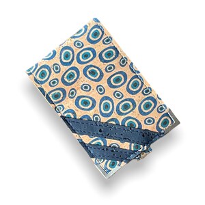 Cartera mini tarjeta vegana - tela de corcho beige con círculos irregulares azules impresos - 4 ranuras para tarjetas pueden duplicarse hasta 8 o 10