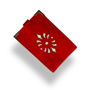Cartera mini para tarjetas hecha de tela vegana de corcho rojo/piel de corcho realzada con un diseño geométrico respaldado con tela de corcho azul pálido