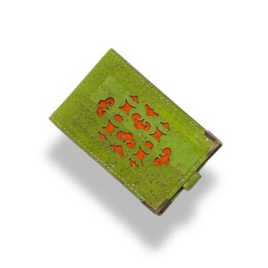 Minicartera vegana de tela de corcho verde claro con 4 ranuras (doblada lleva 8 o 10 tarjetas) decoración geométrica con respaldo de corcho naranja