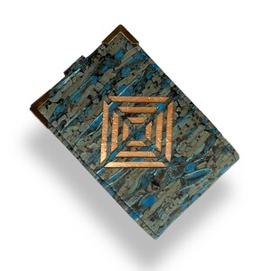 Cartera mini para tarjetas hecha de corcho azul vegano y tela de hinojo/cuero de corcho realzada con un diseño de diamante cortado con láser respaldado con corcho de bronce