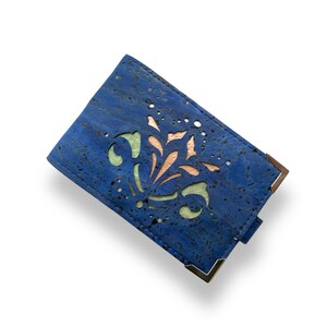 Cartera mini para tarjetas hecha de tela vegana de corcho azul real/cuero de corcho realzada con un lirio art nouveau cortado con láser con respaldo de corcho de color