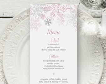 Winterbruiloft menusjabloon "Sneeuwvlokken", stoffig roze en zilver. DIY afdrukbaar kerstdinermenu. Bewerkbare Templett, direct downloaden.