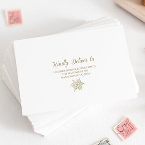 Kerstkaart envelop sjabloon "Sneeuwvlokken", goud. DIY afdrukbaar retouradres voor winterbruiloft, postlabel. Templett, direct downloaden.
