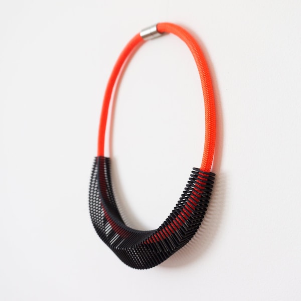 Collar Wave impreso en 3D / Collar escultórico negro mate con cordón de neón y cierre magnético / Declaración, diseño arquitectónico y moderno