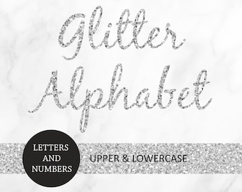 Può includere: Lettere dell'alfabeto con glitter argentati su sfondo di marmo bianco. Le parole "Glitter Alphabet" sono scritte in corsivo. Un cerchio nero con le parole "Letters and Numbers" è in basso a sinistra. Le parole "Upper & Lowercase" sono scritte con glitter argentati.