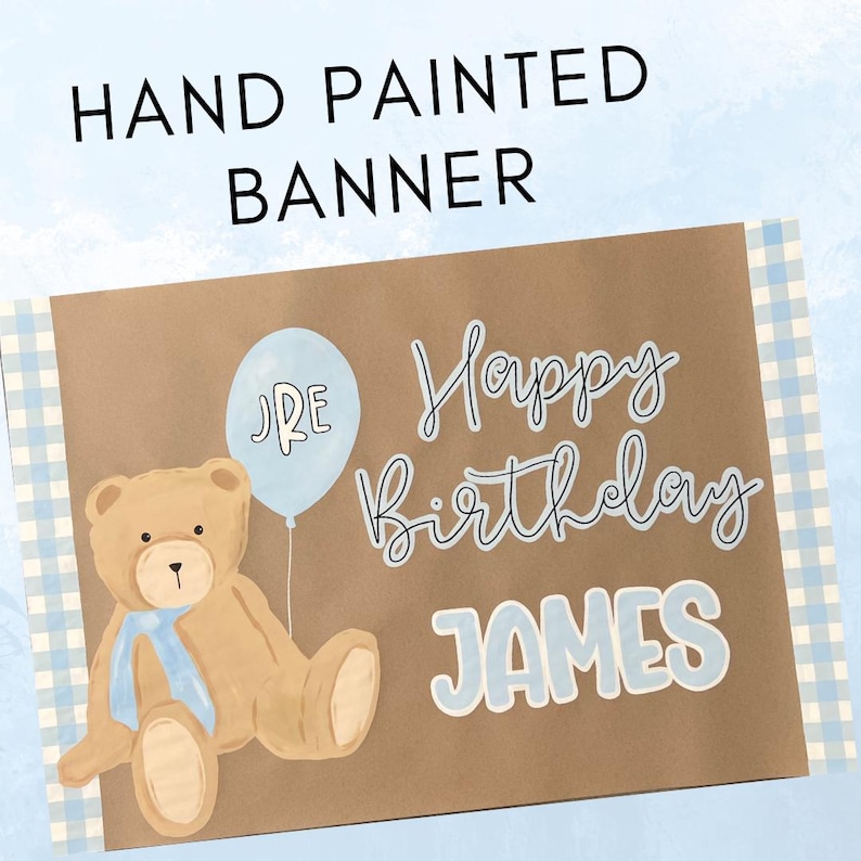 K&ouml;nnte beinhalten: Handgemaltes Geburtstagsbanner mit einem braunen Teddyb&auml;ren, einem hellblauen Ballon und den Worten "Happy Birthday JAMES". Das Banner hat einen braunen Hintergrund mit einem hellblau-wei&szlig;en Vichy-Rand.