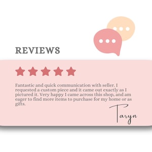 K&ouml;nnte beinhalten: Grafik mit dem Wort &bdquo;REVIEWS&ldquo; in dunkelgrauem Text. Darunter f&uuml;nf rote Sterne, gefolgt von Kundenfeedback. Das Feedback erw&auml;hnt schnelle Kommunikation und ein individuelles St&uuml;ck. Der Name des Kunden, Taryn, steht unten.