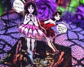 Könnte beinhalten: Zwei Anime-Figuren stehen auf einem dunklen Hintergrund mit gelben und braunen Akzenten. Die Figur links trägt ein rosa Kleid und hält ein Mikrofon. Die Figur rechts trägt ein rotes Kleid. Die Figur links hat eine Sprechblase, in der steht "Entschuldigung, wer bist du?" Die Figur rechts hat eine Sprechblase, in der steht "Du bist diejenige, die aufwachen muss."