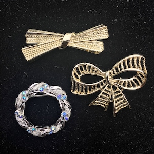 Gerrys brooch lot, bow brooch, wreath brooch, tie brooch
