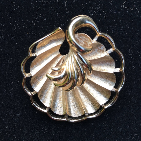 Monet brooch, Monet scallop brooch, Monet shell brooch