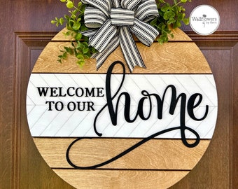 Bienvenido a nuestra percha de la puerta del hogar - letrero de la puerta principal - percha de la puerta del porche delantero - decoración de la puerta - letrero de bienvenida - decoración del porche