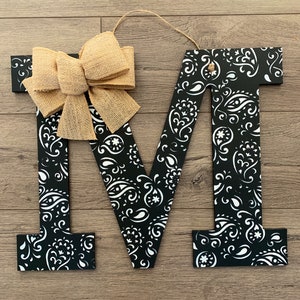 Colgador de puerta principal - Regalos personalizados - Regalos de Navidad para ella - Colgador de puerta monograma - Letras iniciales de pared - Decoración de puertas -Decoración de la habitación
