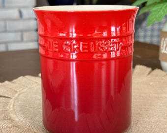 Le Creuset stengods 6-tums redskapshållare i Cerise Hombre