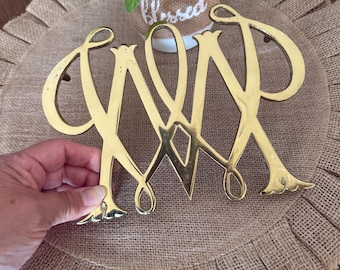 Salvamanteles antiguo de latón Williamsburg con el monograma de William & Mary - Virginia Metalcrafters