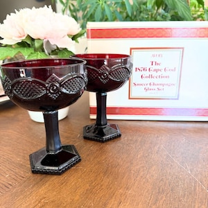 Zestaw 2 kieliszków do szampana Avon Ruby Red Saucer z kolekcji Cape Cod z 1876 r.