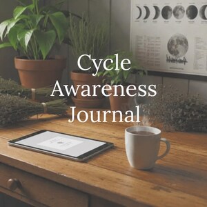 Puede incluir: Un escritorio de madera con una tableta, una taza blanca con vapor y un letrero que dice "Cycle Awareness Journal". Hay plantas en macetas y flores secas en el fondo. Un póster de las fases lunares cuelga de la pared.