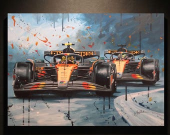 Puede incluir: Una pintura al óleo que muestra dos coches de carreras de Fórmula 1 de color naranja y negro en una pista. Los coches presentan logotipos de patrocinadores y patrones de cuadros en los alerones traseros. Fondo azul con salpicaduras.