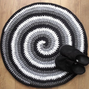 Crochet rug pattern, Black, White and Gray Spiral Crocheted Rug, Round T-shirt yarn rug, swirl pattern crochet rug, PDF US terms