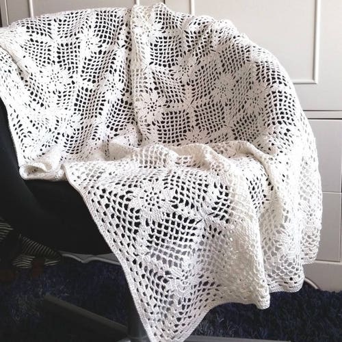 Crochet blanket pattern, "La nostalgie" lacy vintage crochet bedspread, Granny square crochet blanket, Crochet flower pattern, PDF US terms