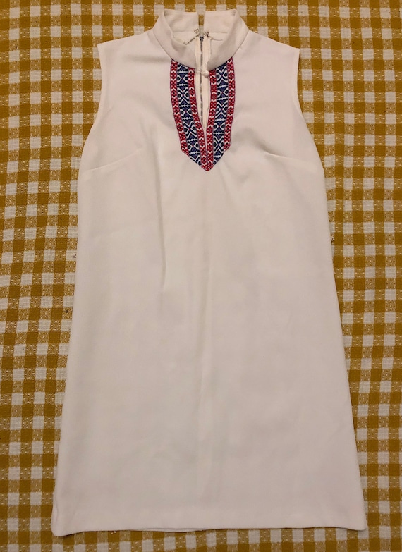 Vintage 1960s White Mod Shift Mini Dress with a Hi