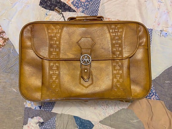 Lot - A VINTAGE LOUIS VUITTON SOFTSIDED SUITCASE, AMERICAN, 1970s