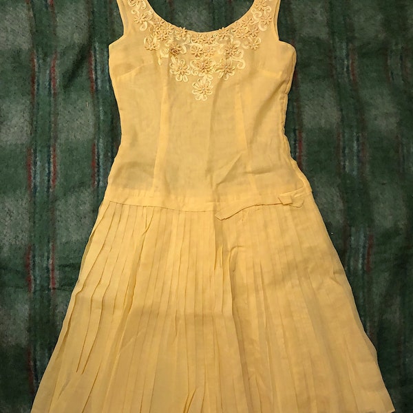 Vintage 1940s 1950s Pale Yellow Ribbon Daisy Pleated Drop Waist Dress Retro MCM Boho Garden Party Dress Wedding Bridesmaid