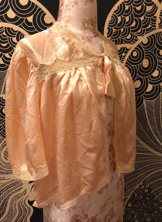 Vintage 1940s Light Pink Silky Bed Jacket Lingeri… - image 3