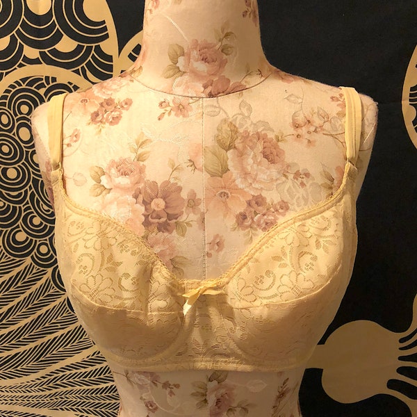 Vintage 1980s Beige Lace Lightly Padded Soft Cup Underwire Bra by Exquisite Form Pin Up Burlesque Retro Sweetheart Neckline Size 34C