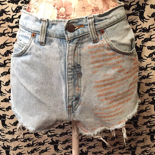 CLASSIC Vintage 1980s 1990s LEVIS Denim High Waist Cut Off Shorts Distressed Americana Grunge Boho Hippie