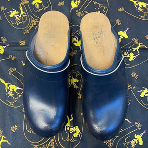 Kloster Toffeln / Leather Clogs - 40 EUR / 9 US  Blue suede shoes, Leather  clogs, Slip on shoes