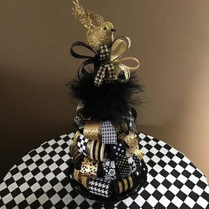 Árbol negro, dorado y blanco de 15”