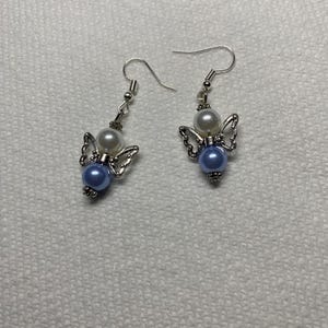 K&ouml;nnte beinhalten: Ein Paar silberne Ohrringe in Engelform mit blauen und wei&szlig;en Perlenakzenten.