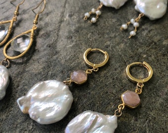 Pendientes de perlas barrocas orgánicas blancas, pendientes de perlas barrocas, pendientes de perlas y piedra lunar, pendientes de aro Huggie de perlas