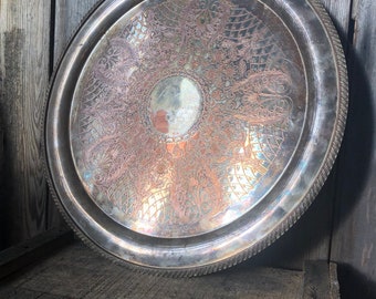 Gran cargador de bandeja de plato en relieve chapado en plata