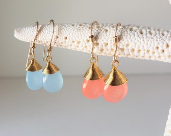 A PAIR OF ORANGE JADE GOLD PLATED DROP DANGLY EARRINGS NEW.